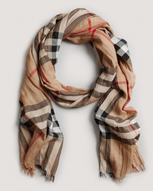 Burberry предлагает создавать дизайн шарфа самостоятельно