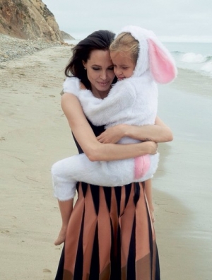 Семейная фотосессия Джоли и Питта в ноябрьском номере Vogue